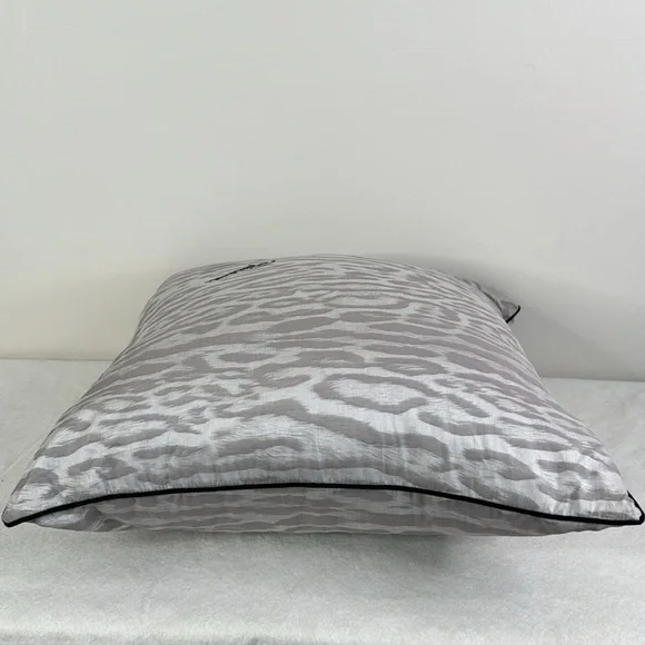 ROBERTO CAVALLI NWT NEW WITH TAG GRAY WHITE BLACK LARGE LEOPARD ACCENT PILLOW - Picture 9 of 11